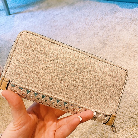 GUESS wallet - Picture 2 of 3
